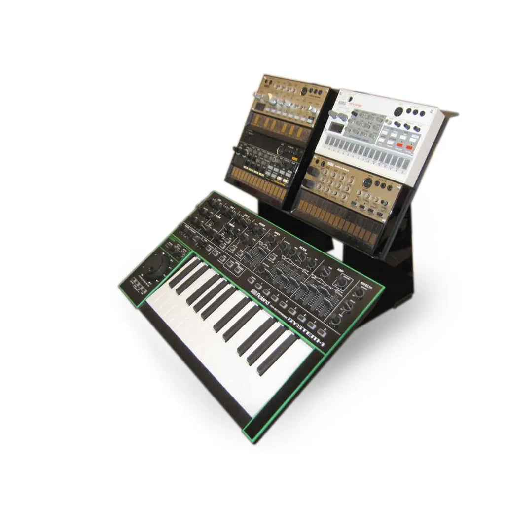 SynthRISE Expansion Shelf Large en un soporte con cuatro Volca