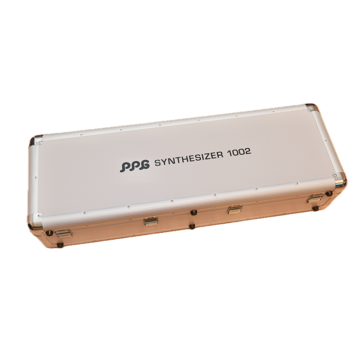 Flight case cerrado del PPG 1002 Mk2 con etiqueta PPG Synthesizer 1002