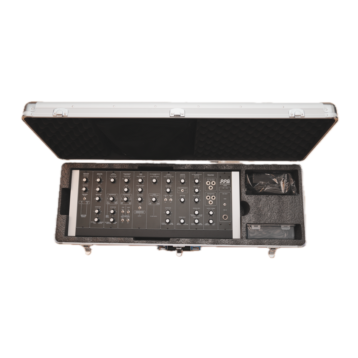 Sintetizador PPG 1002 Mk2 en su flight case abierto con espuma