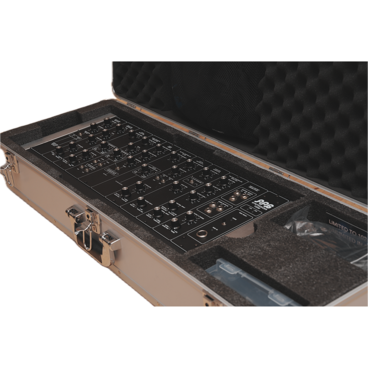 PPG 1002 Mk2 en el flight case, primer plano en ángulo