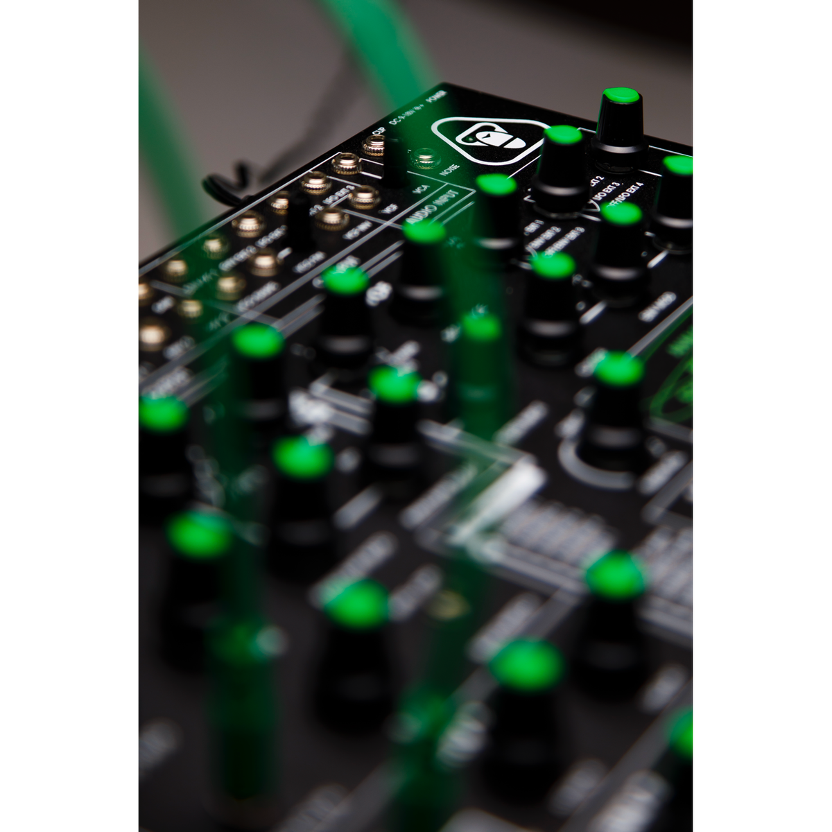 Sección de patch del swEnigiser Limited Edition, primer plano con cables de patch verdes