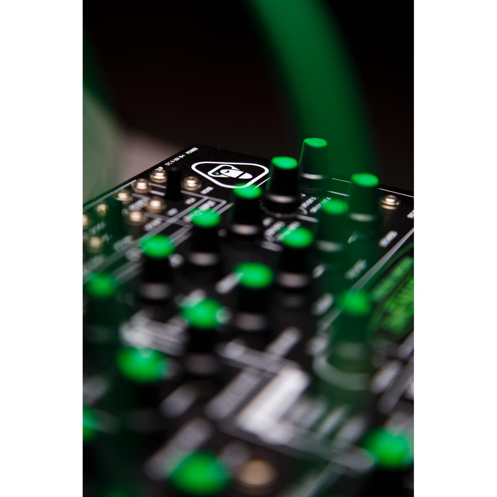 swEnigiser Limited Edition, primer plano con cables de patch verdes