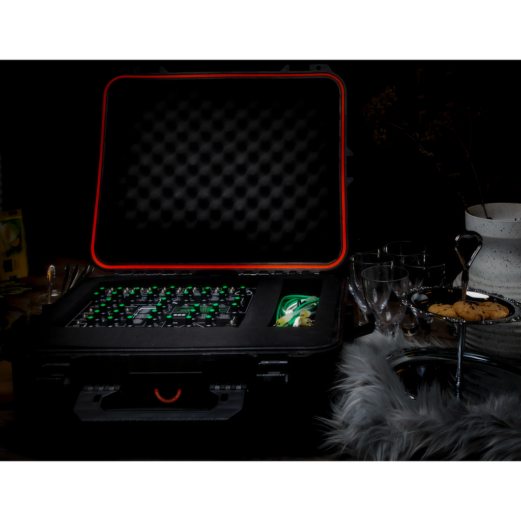 swEnigiser Limited Edition en su flight case abierto sobre una mesa, luz ambiental