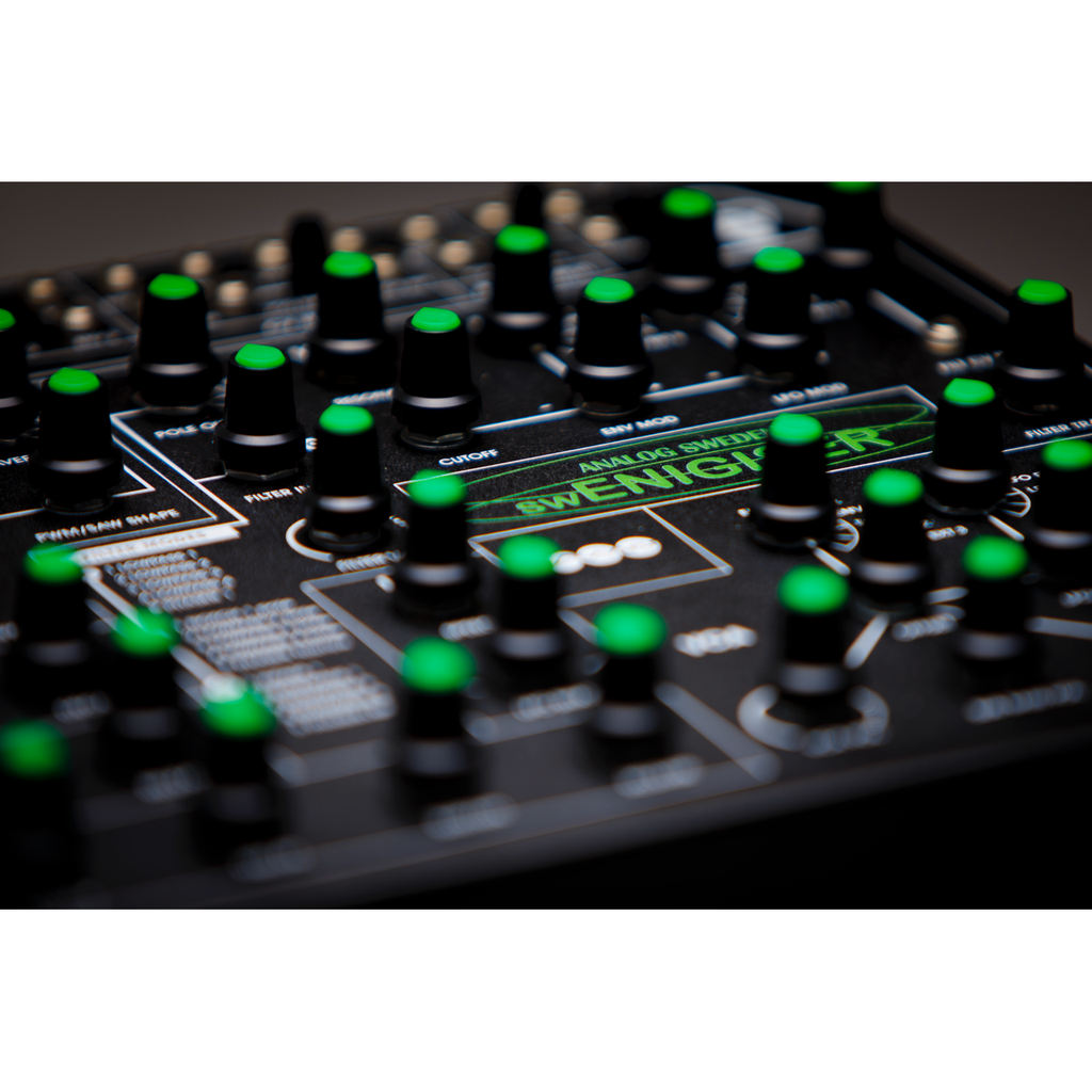 Panel frontal del swEnigiser Limited Edition, primer plano con mandos verdes