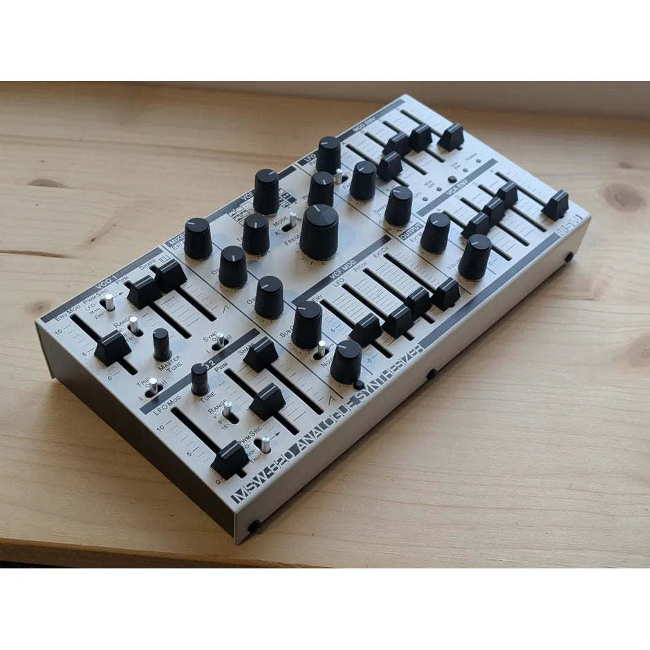Sintetizador Michigan Synth Works MSW-820, vista en ángulo