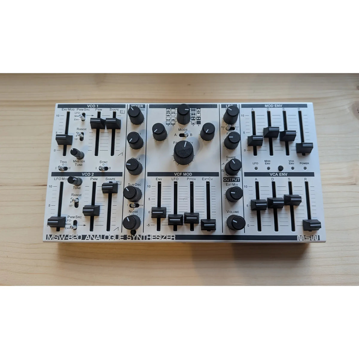 Panel frontal del monosinte analógico Michigan Synth Works MSW-820