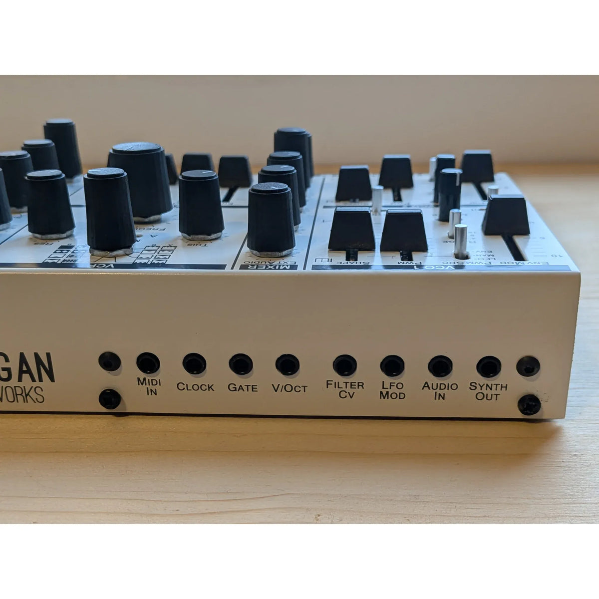 Panel trasero del Michigan Synth Works MSW-820 con conexiones MIDI, CV y audio