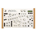 Sintetizador digital Modor NF-1 con panel blanco y mandos biselados