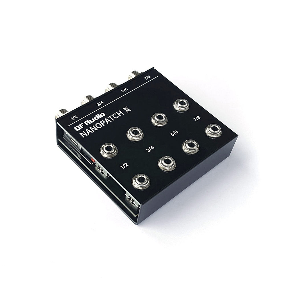 Patchbay DF Audio Nanopatch X, vista en ángulo