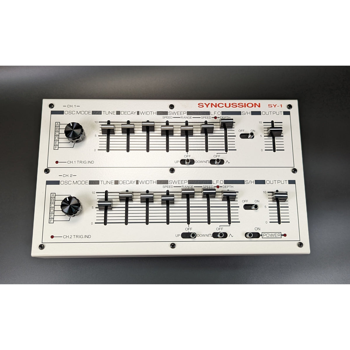 Drum synth analógico Michigan Synth Works SY-1, réplica del Pearl Syncussion
