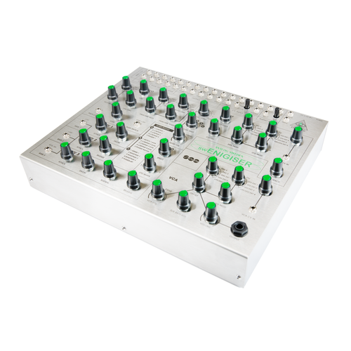 Sintetizador analógico swEnigiser con panel plateado, vista en ángulo