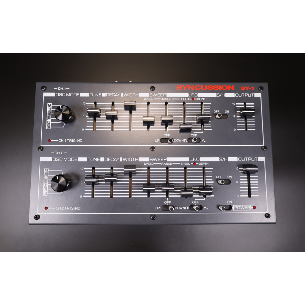 Panel superior del drum synth Michigan Synth Works SY-1