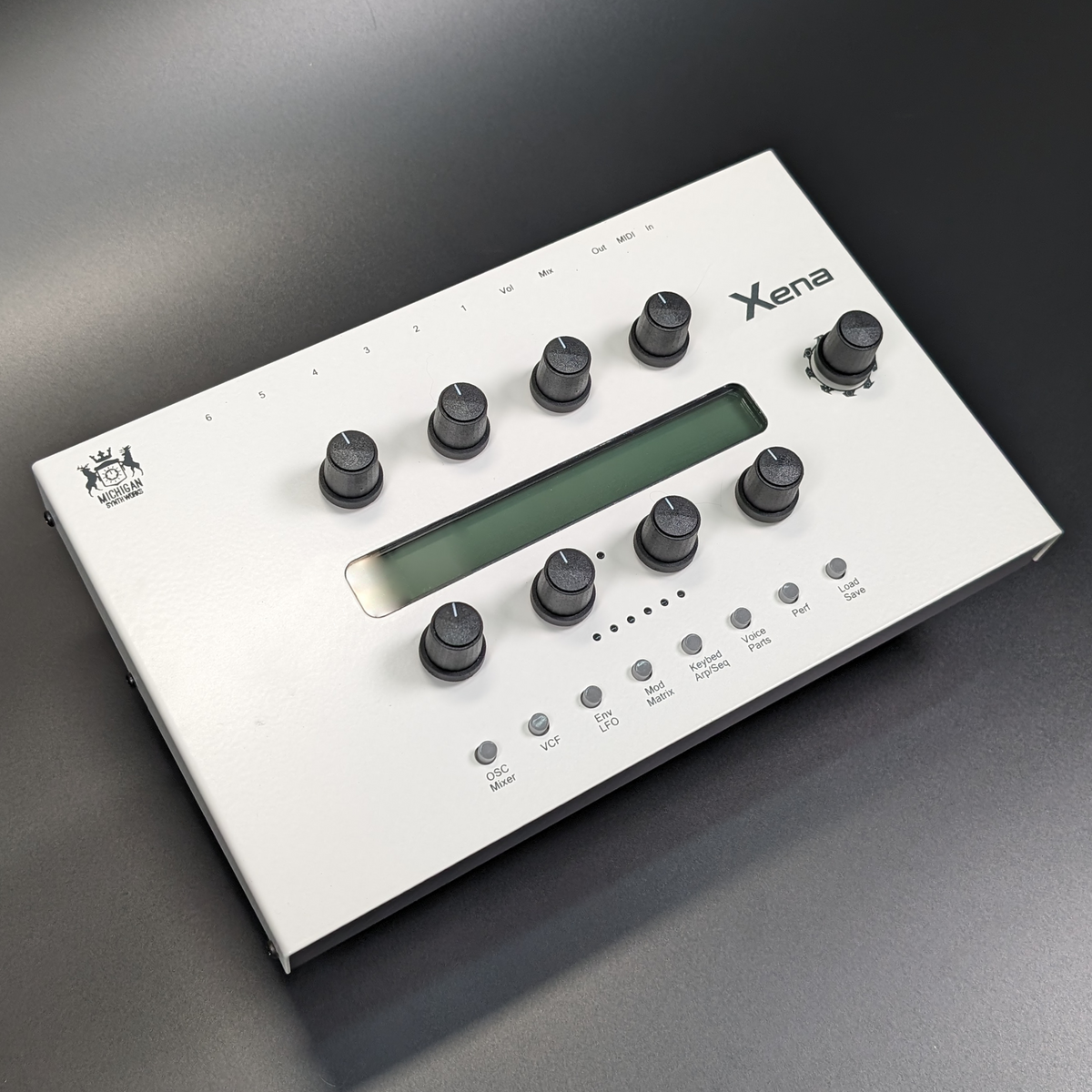 Sintetizador de sobremesa Michigan Synth Works Xena, vista en ángulo