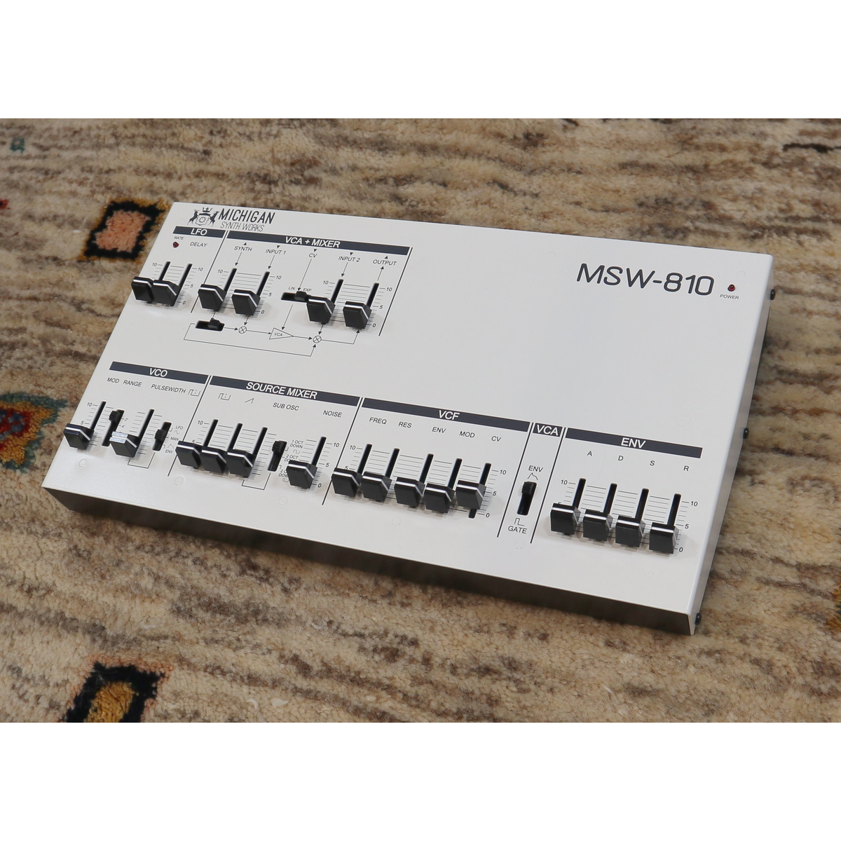 Panel frontal del monosinte analógico Michigan Synth Works MSW-810m