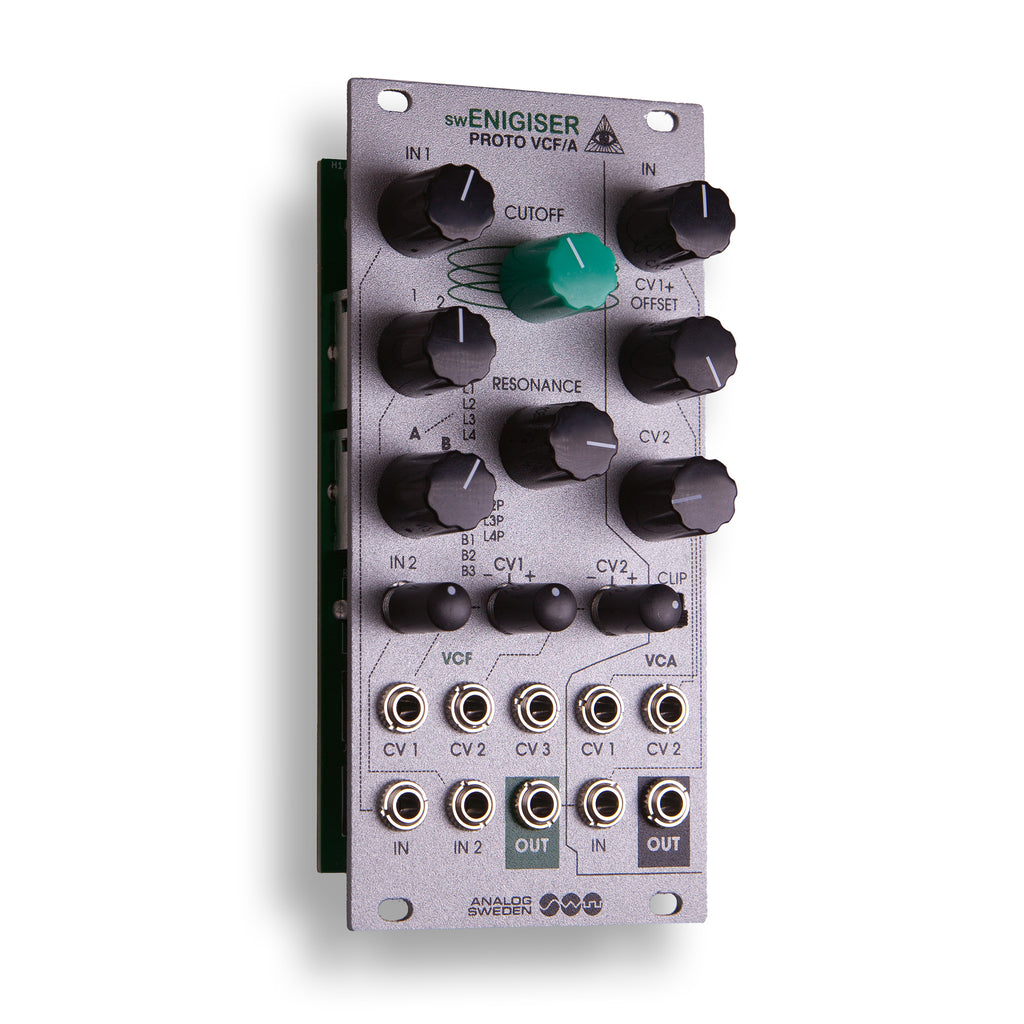 Módulo swEnigiser Proto VCF/A con panel plateado, vista en ángulo