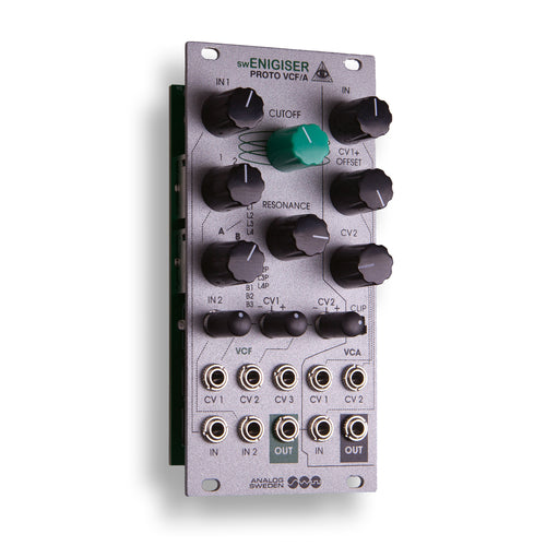 Módulo swEnigiser Proto VCF/A con panel plateado, vista en ángulo