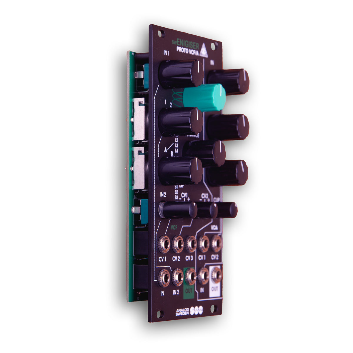 Módulo swEnigiser Proto VCF/A con panel negro, vista en ángulo